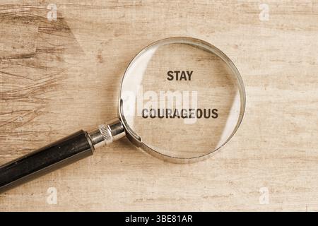 Motivationszitate BLEIBEN MUTIG. Stockfoto
