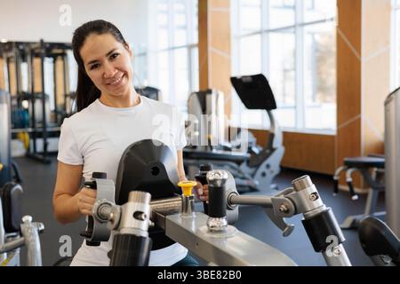 Junge schöne asiatische Frau mit sportlichem Aufbau und guten Figurenübungen Stockfoto