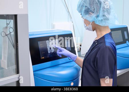 Ein Embryologe beobachtet ein befruchtetes Ei in einem Brutschrank. Stockfoto