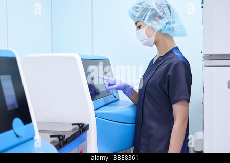 Ein Embryologe beobachtet ein befruchtetes Ei in einem Brutschrank. Stockfoto
