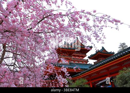 Heian-Schrein, Shinto-Schrein und Landschaftsgärten in Okazaki Nishitennocho, Sakyo Ward, Kyoto, Japan Stockfoto