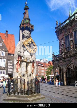 Bremen, Deutschland - 21. Juli 2007: Rathausplatz in Bremen mit Blick auf die historische rolandstatue am zentralen Marktplatz. Stockfoto