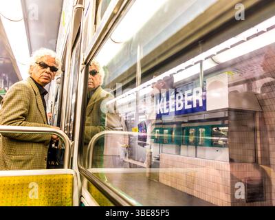 Paris, Frankreich - 12. Juni 2015: Menschen in der Metro in Paris an der U-Bahn-Station Kleber. Stockfoto
