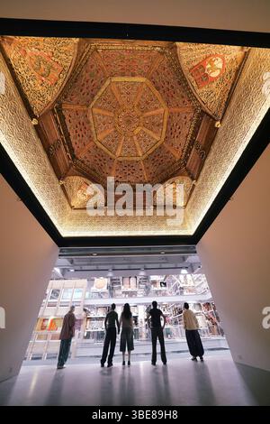 Eines der sechs großen Objekte, die ausgestellt werden, ist die vergoldete Holzdecke aus dem 15. Jahrhundert aus dem inzwischen verlorenen Torrijos Palace in Spanien, im V&A East Storehouse im Queen Elizabeth Olympic Park in Stratford, Ost-London, das neue 16.000 m2 große Haus für mehr als eine halbe Million kreative Werke. Bilddatum: Dienstag, 27. Mai 2025. Stockfoto