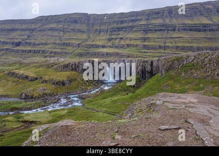 Aus der Vogelperspektive auf den Folaldafoss Wasserfall von einer Straße auf dem Oxi-Bergpass in Island Stockfoto
