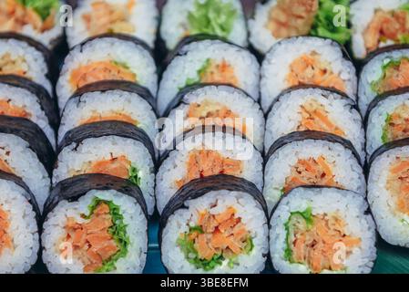 Nahaufnahme von einem Stück Sushi-Essen Stockfoto