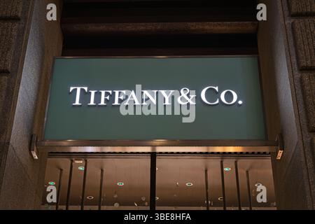 Barcelona, Spanien - 21. April 2025: Tiffany & Co. Ladenschild in Barcelona Stockfoto