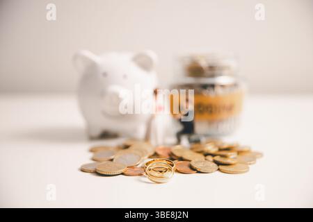 Sparen Sie Geld für Hochzeiten und Hochzeitskonzepte. Nachhaltiges finanzielles Ziel für Familien- oder Eheleben. Miniaturhochzeit in Reihen aufsteigender C. Stockfoto