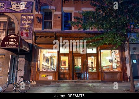 New York City, NY, USA, Weitwinkelansicht, Außenansicht, 'Mietsmuseum' im alten städtischen NYC Gebäude in der Lower East Side, Manhattan, Mietshäuser New York Immigranten, Nacht, Ladenfront, Hotel Stockfoto