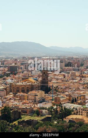 Malerische Stadtlandschaft mit historischer Architektur und großräumiger Stadtlandschaft. Stockfoto