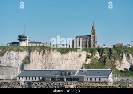 Dieppe, Normandie, Frankreich - 30. April 2025. Blick auf die weißen Kreidefelsen und die Kirche Chapelle Notre-Dame de Bonsecours über dem Fährhafen unter Clear blu Stockfoto