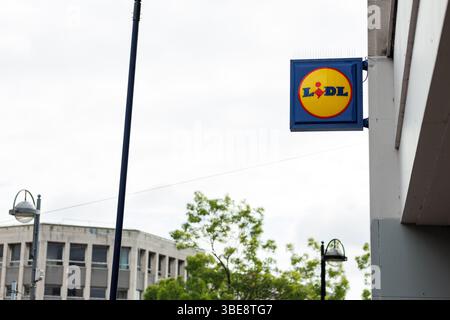 Ein Ladenschild für Lidl in der Sheffield High Street im Mai 2025. Lidl UK, Lidl Logo, Lidl Supermarkt Stockfoto