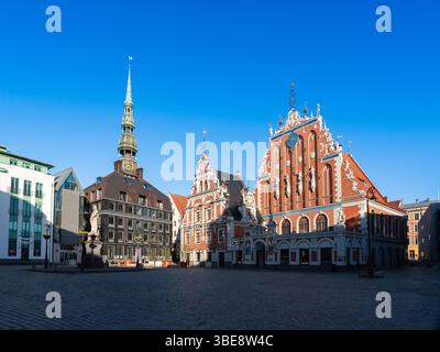 Der Rathausplatz und das Haus der Schwarzen Köpfe in Riga Stockfoto