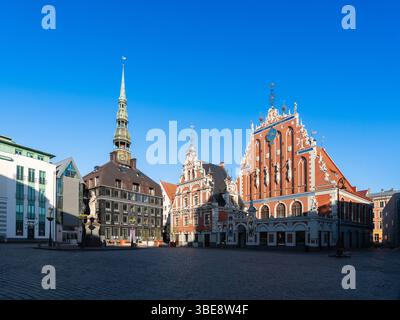 Der Rathausplatz und das Haus der Schwarzen Köpfe in Riga Stockfoto