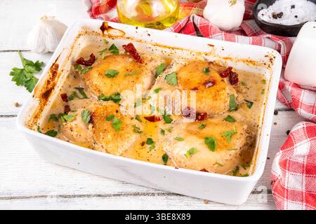 Hähnchenbrust, gebackene Hähnchenschenkel mit cremiger Tomatensoße, trendiges Hähnchenfleischrezept mit sonnengetrockneten Tomaten, Parmesan und harter Sahne, o Stockfoto