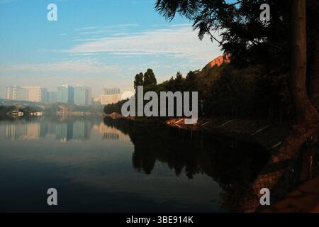 Hyderabad, Telangana, Indien - 23. Dezember 2023: Ein ruhiger Sonnenaufgang im Hyderabad Park bei Sonnenaufgang, wo die ersten Sonnenstrahlen durch die Höhlen filtern Stockfoto