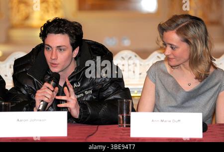 Aaron Johnson und Ann-Marie Duff bei einer Pressekonferenz für "Nowhere Boy" in Liverpool am 13. März 2009 Stockfoto
