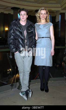 Aaron Johnson und Ann-Marie Duff bei einer Pressekonferenz für "Nowhere Boy" in Liverpool am 13. März 2009 Stockfoto