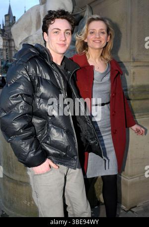 Aaron Johnson und Ann-Marie Duff bei einer Pressekonferenz für "Nowhere Boy" in Liverpool am 13. März 2009 Stockfoto