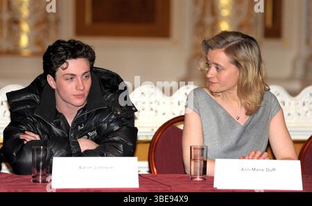 Aaron Johnson und Ann-Marie Duff bei einer Pressekonferenz für "Nowhere Boy" in Liverpool am 13. März 2009 Stockfoto