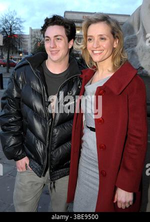 Aaron Johnson und Ann-Marie Duff bei einer Pressekonferenz für "Nowhere Boy" in Liverpool am 13. März 2009 Stockfoto