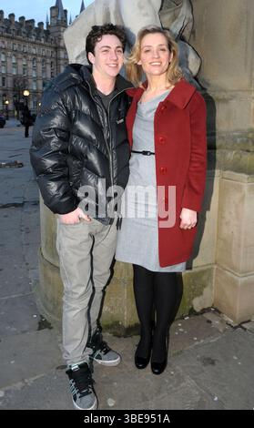 Aaron Johnson und Ann-Marie Duff bei einer Pressekonferenz für "Nowhere Boy" in Liverpool am 13. März 2009 Stockfoto