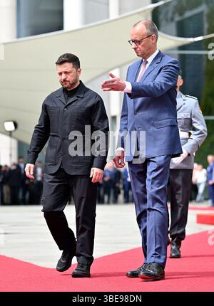 Berlin, Deutschland. Mai 2025. Wolodymyr Zelensky (l), Präsident der Ukraine, wird von Bundeskanzler Friedrich Merz (CDU) vor dem Bundeskanzleramt mit militärischen Auszeichnungen begrüßt. Der ukrainische Präsident Selenskyj ist zu einem eintägigen Besuch in der deutschen Hauptstadt. Quelle: Katharina Kausche/dpa/Alamy Live News Stockfoto