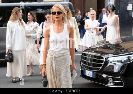 Caroline Daur kommt in der Villa Albani Torlonia an, um die Dior Cruise 2026 Show zu besuchen. (Foto: Mario Cartelli / SOPA Images/SIPA USA) Stockfoto