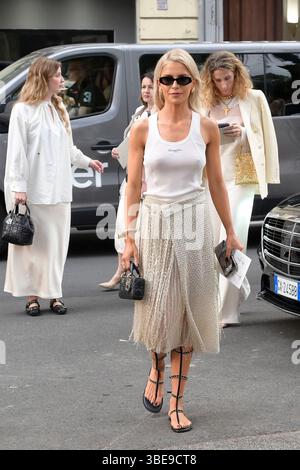 Caroline Daur kommt in der Villa Albani Torlonia an, um die Dior Cruise 2026 Show zu besuchen. (Foto: Mario Cartelli / SOPA Images/SIPA USA) Stockfoto