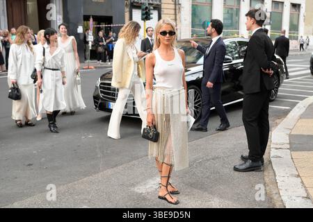 Caroline Daur kommt in der Villa Albani Torlonia an, um die Dior Cruise 2026 Show zu besuchen. (Foto: Mario Cartelli / SOPA Images/SIPA USA) Stockfoto