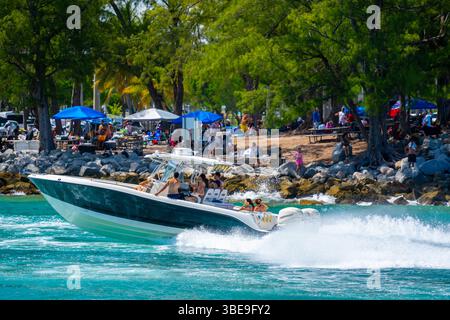 Miami Beach, FL, USA - 25. Mai 2025: Bootstouren in Miami machen soo viel Spaß Stockfoto