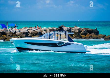 Miami Beach, FL, USA - 25. Mai 2025: Bootstouren in Miami machen soo viel Spaß Stockfoto