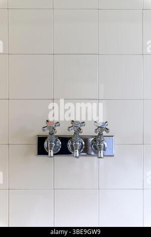 Weiße Badezimmer mit schwarz-weiß gefliestem Fußboden in der Villa Cavrois in Croix, Lille. Das moderne Art déco-Herrenhaus des Architekten Robert Mallet-Stevens Stockfoto