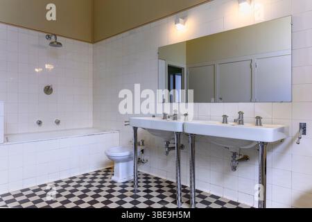Weiße Badezimmer mit schwarz-weiß gefliestem Fußboden in der Villa Cavrois in Croix, Lille. Das moderne Art déco-Herrenhaus des Architekten Robert Mallet-Stevens Stockfoto