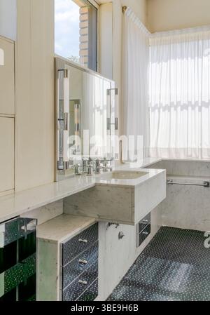 Weiße Badezimmer mit schwarz-weiß gefliestem Fußboden in der Villa Cavrois in Croix, Lille. Das moderne Art déco-Herrenhaus des Architekten Robert Mallet-Stevens Stockfoto