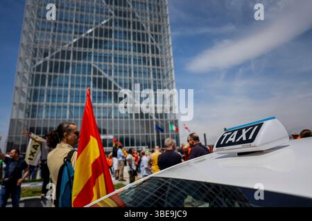 Protesta autisti di Taxi davanti al grattacielo della Regione Piemonte, Turin. Italia - cronaca - Mercoledì 28 maggio 2025 (Foto Giulio Lapone/LaPresse). Taxifahrer protestieren vor dem Wolkenkratzer der Region Piemont in Turin. Italien - Nachrichten - Mittwoch, 28. Mai 2025 (Foto Giulio Lapone/LaPresse). Taxifahrer protestieren vor dem Wolkenkratzer der Region Piemont in Turin. Italien - Nachrichten - Mittwoch, 28. Mai 2025 (Foto Giulio Lapone/LaPresse). Quelle: LaPresse/Alamy Live News Stockfoto
