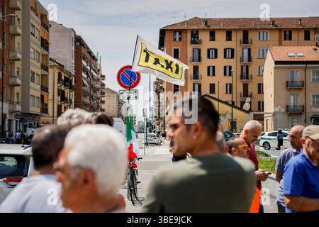 Protesta autisti di Taxi davanti al grattacielo della Regione Piemonte, Turin. Italia - cronaca - Mercoledì 28 maggio 2025 (Foto Giulio Lapone/LaPresse). Taxifahrer protestieren vor dem Wolkenkratzer der Region Piemont in Turin. Italien - Nachrichten - Mittwoch, 28. Mai 2025 (Foto Giulio Lapone/LaPresse). Taxifahrer protestieren vor dem Wolkenkratzer der Region Piemont in Turin. Italien - Nachrichten - Mittwoch, 28. Mai 2025 (Foto Giulio Lapone/LaPresse). Quelle: LaPresse/Alamy Live News Stockfoto