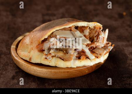 Pita Bread Shawarma Sandwich mit Tahini-Sauce – orientalischer Geschmack Stockfoto