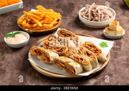 Scharfe Shawarma Pies serviert mit Pommes und Zwiebeln – kräftiger arabischer Geschmack Stockfoto