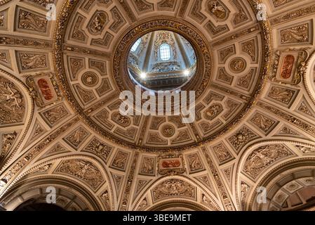 Achteckige Kuppel des Kunsthistorischen Museums Wien - Museum der Schönen Künste, Kunstsammlung von Skulpturen, Gemälden und Habsburgerkunst in Maria Theresien Stockfoto