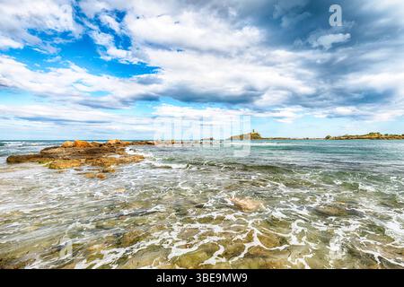 Herrlicher Blick auf den alten spanischen Turm des Coltellazzo-Leuchtturms Saint Efisio an der archäologischen Stätte Nora. Lage: Nora, Pula, Sardinien, Italien E Stockfoto