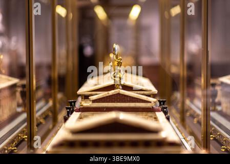 Kunstgegenstände im Kunsthistorischen Museum Wien - Museum für Bildende Künste, Sammlung von Skulpturen, Gemälden und Habsburgerkunst in Maria Theresie Stockfoto