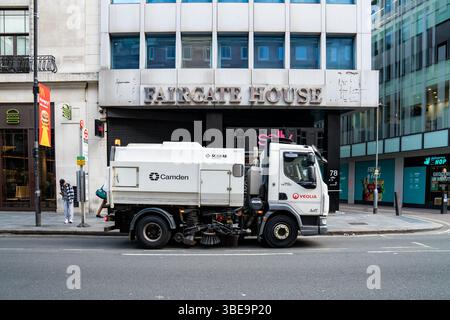 London, England, 12. Juli 2023, Street Sweeper Reinigung der Straßen in der belebten London Street und Fußgänger im Hintergrund, die Urban Cleanlines hervorheben Stockfoto