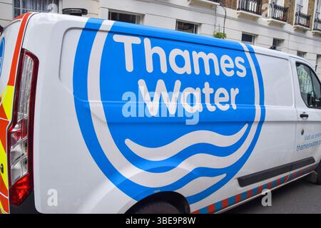 London, Großbritannien. Mai 2025. Ein Wasserwagen auf der Themse an einer Reparaturstelle, da das Unternehmen von der Wasseraufsichtsbehörde OFWAT wegen Verstößen gegen die Vorschriften für Abwasser und Dividendenzahlungen mit einer Geldbuße von 123 Millionen Pfund belegt wird. Quelle: Vuk Valcic/Alamy Live News Stockfoto