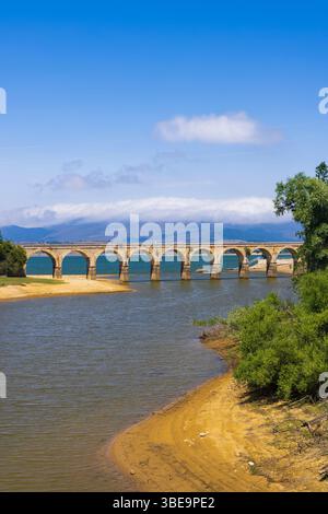 Panoramablick auf die alte Steinbrücke über den Ebro-Stausee in Arija, Burgos, Spanien, an einem sonnigen Sommertag Stockfoto