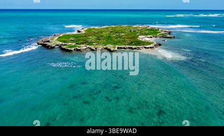 Luftaufnahme auf eine kleine hawaiianische Insel. Ein atemberaubender Blick aus der Luft auf eine kleine hawaiianische Insel mit felsigen Klippen, üppigem Grün und türkisfarbenem Meer Stockfoto