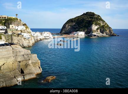 Wunderschöner Hafen von sant Angelo auf der Insel Ischia, in der Nähe der Amalfiküste in Italien Stockfoto