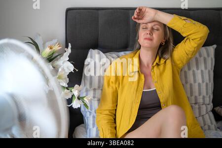 Frau leidet unter extremer Sommerhitze drinnen. Stockfoto