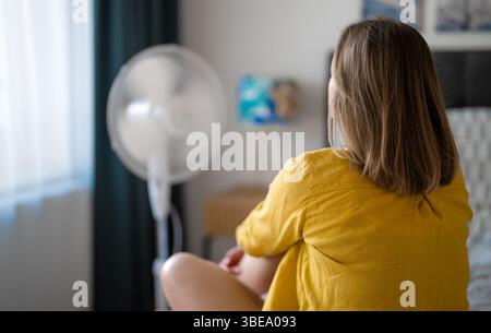 Frau leidet unter extremer Sommerhitze drinnen. Stockfoto