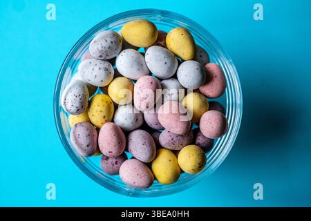 London UK, 28. Mai 2025, A Bowl of Sugar Coated Chocolate Eies Confectionery Sweets Stockfoto